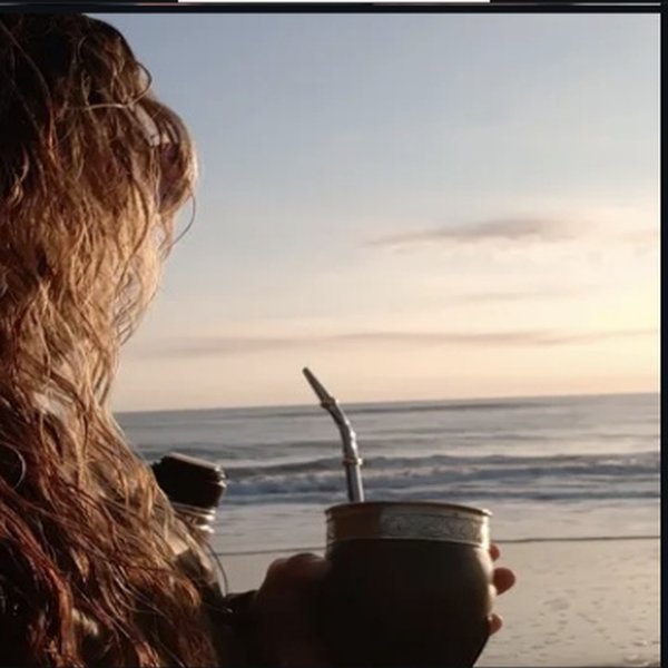 Mate imperial al atardecer en la playa