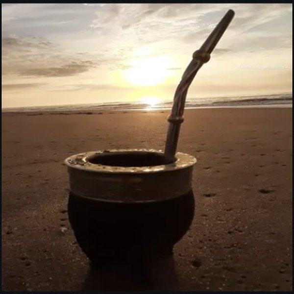 Mate de calabaza al atardecer