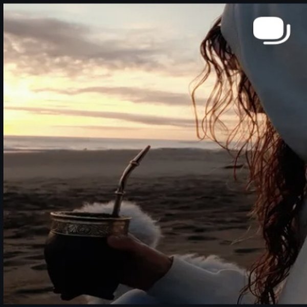 Mate en la playa con el mar de fondo