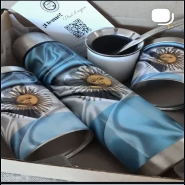 Mates pintados a mano con diseño argentino